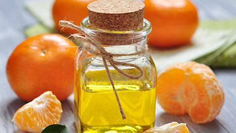 Ein Fläschchen Orangenöl - Foto: Shutterstock