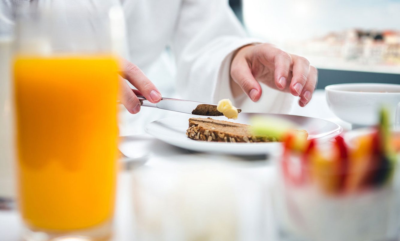 Orangensaft mit Brot