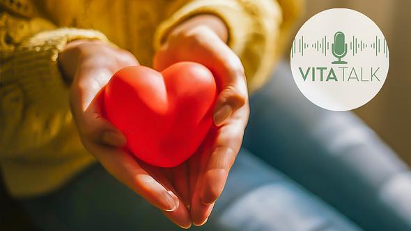 Eine Frau mit einem roten Kunstherz in der Hand - Foto: istock_agrobacter