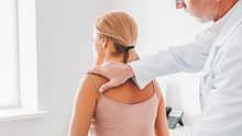 Eine Frau bei einer Untersuchung der Schulter.  - Foto: iStock / Inside Creative House