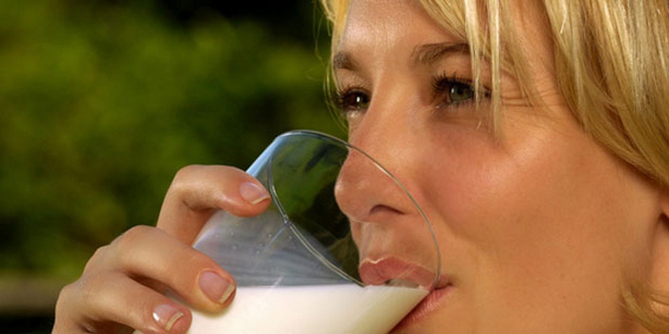 Milch schützt vor Osteoporose. Nicht nur in der Jugend, sondern ein Leben lang. Ein Liter Milch deckt den durchschnittlichen Tagesbedarf von 1000 Milligramm Kalzium ab