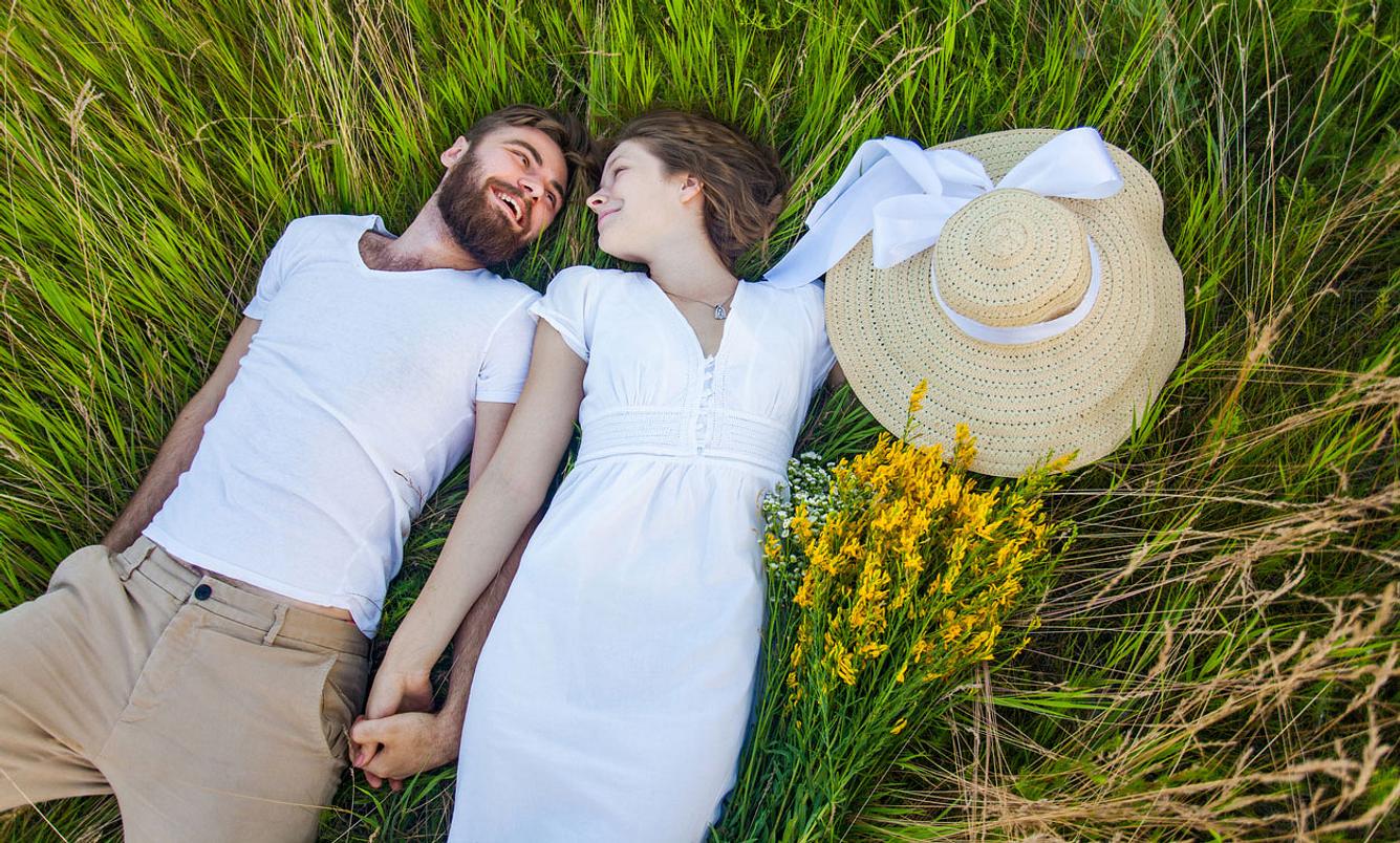 Glückliches Pärchen im Gras