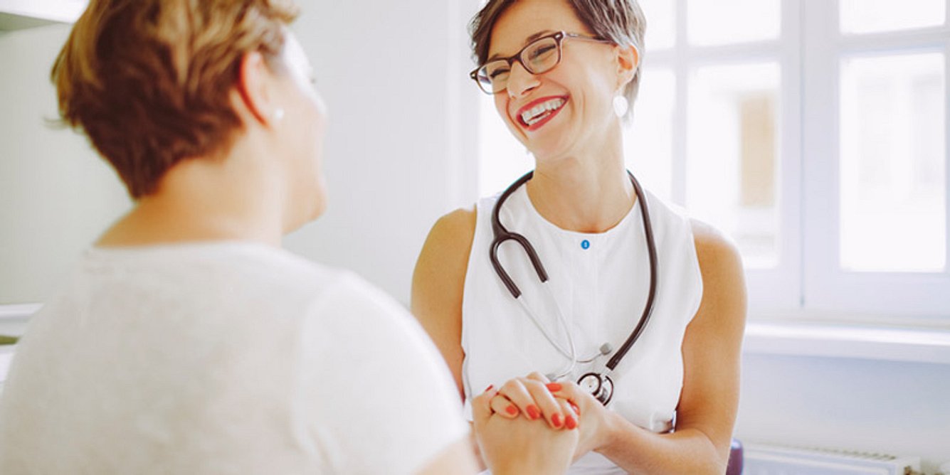 Eine Patientin lässt sich von ihrer Frauenärztin beraten
