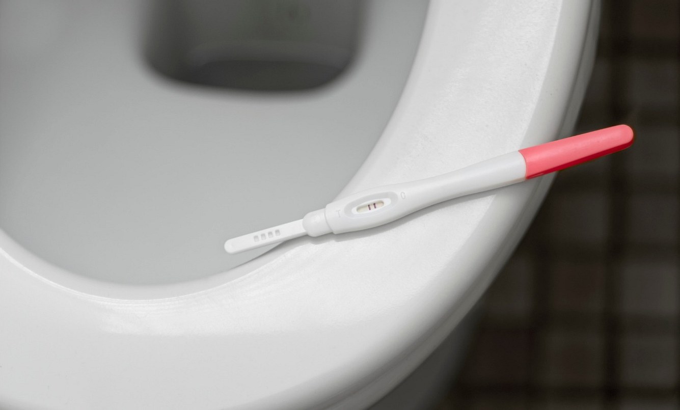 Ovulationstest liegt auf dem Toilettenrand
