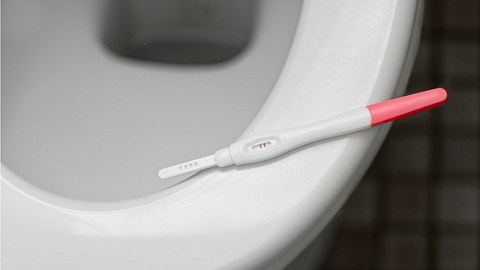 Ovulationstest liegt auf dem Toilettenrand - Foto: Lightspruch/iStock
