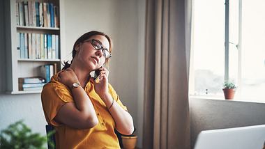 Eine gestresste Frau beim arbeiten - Foto: iStock_PeopleImages