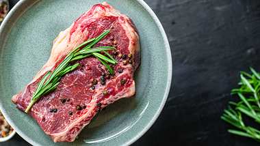 Ribeye-Steak und Rosmarin auf einem Teller - Foto: iStock-1271179659 a-lesa