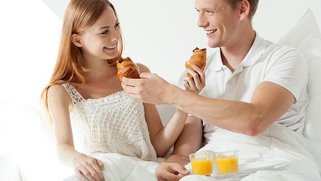 Ein Paar frühstückt im Bett - Foto: Fotolia