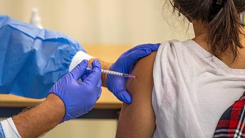 Panne in deutschem Impfzentrum: Kinder bekommen falschen Impfstoff - Foto: IMAGO / epd
