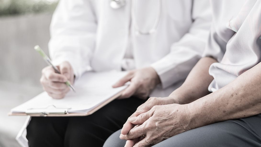 Arzt füllt Fragebogen mit Patientin aus - Foto: iStock/Pornpak Khunatorn