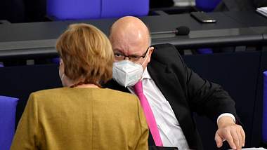 Peter Altmaier mit FFP2-Maske im Bundestag - Foto: IMAGO / Future Image