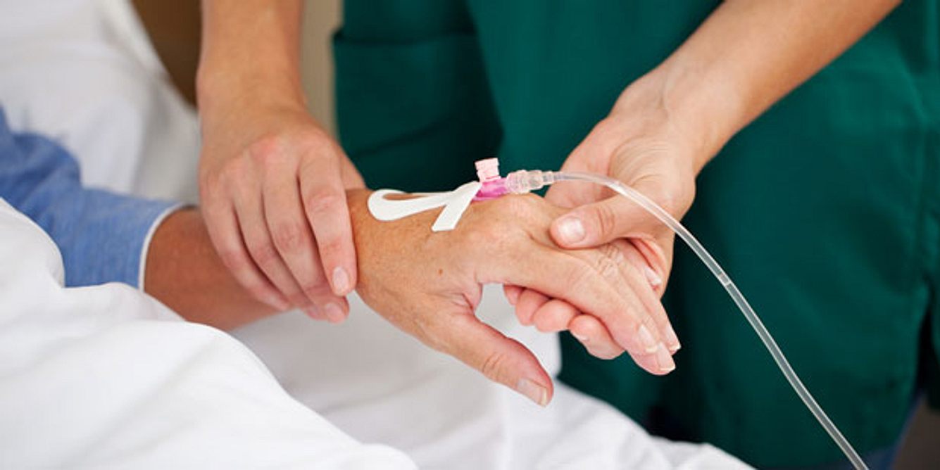 Bei einem Wachkoma muss der Patient von Pflegepersonal über einen längeren Zeitraum betreut werden