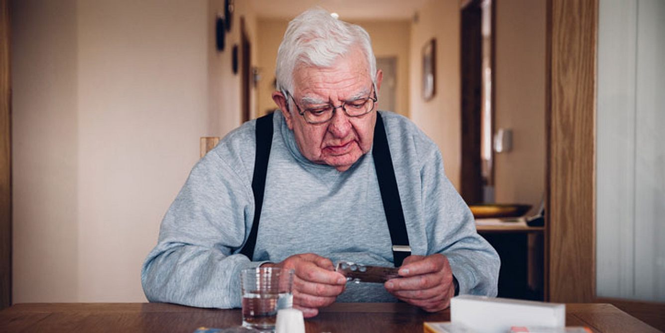 Älterer Mann hält eine Tablettenpackung in der Hand