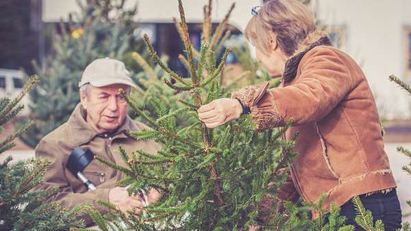 Eine Pflegekraft stützt eine Seniorin beim Gehen - Foto: iStock_Ridofranz