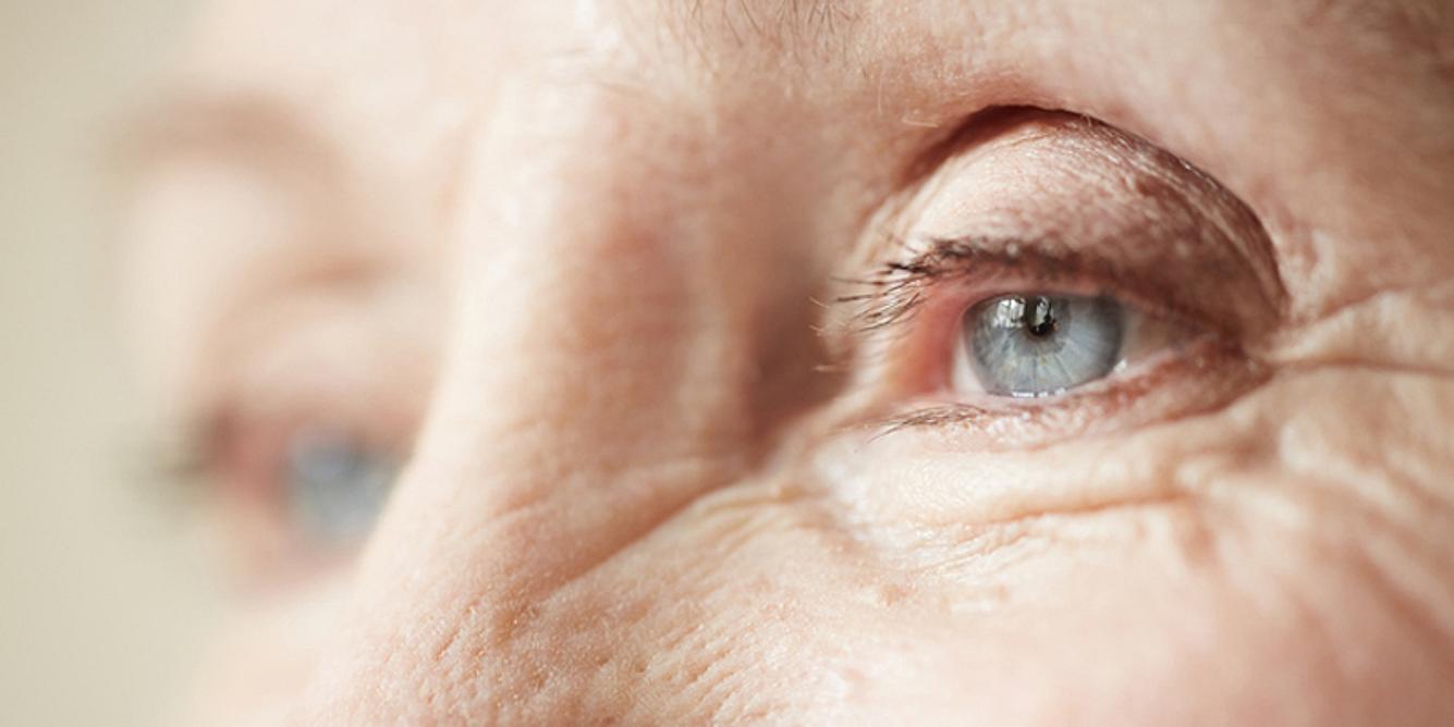 Nahaufnahme von den Augen einer Seniorin 