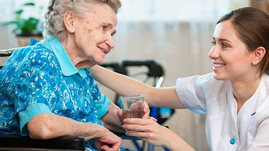 Seniorin mit Pflegerin im Pflegeheim - Foto: iStock/AlexRaths