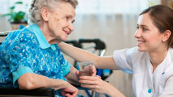 Seniorin mit Pflegerin im Pflegeheim - Foto: iStock/AlexRaths