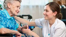Patientin im Pflegeheim - Foto: Shutterstock