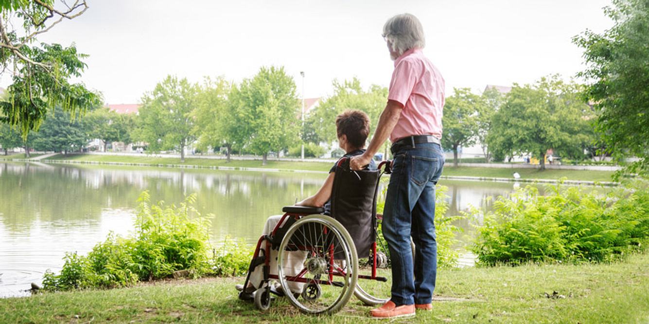 Auch Ehepartner oder verschwägerte Angehörige können die Pflegezeit in Anspruch nehmen