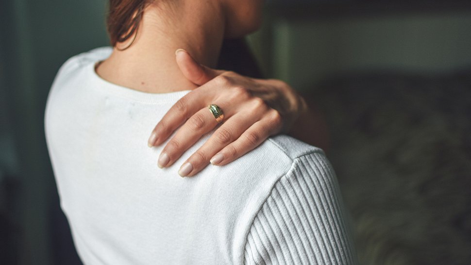Eine Frau fasst sich an ihre Schulter - Foto: istock_milorad kravic
