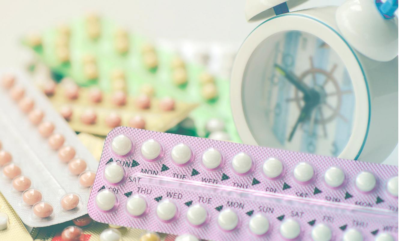 Pillen, die bei Akne helfen, enthalten die Hormone Östrogen und Gestagen.
