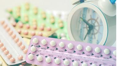 Pillen, die bei Akne helfen, enthalten die Hormone Östrogen und Gestagen. - Foto: iStock/areeya_ann