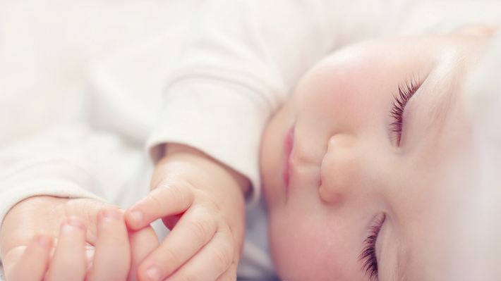 Baby schläft in Nahaufnahme - Foto: iStock/olesiabilkei
