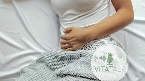 Frau liegt mit Bauchschmerzen im Bett - Foto: iStock/PredragImages
