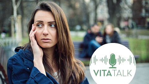 Junge Frau sieht Pärchen und schaut beschämt weg - Foto: istock/Mixmike