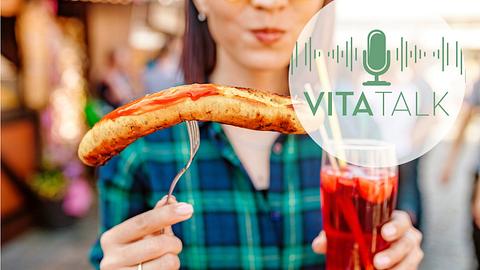 Frau hält Bratwurst und Glas - Foto: frantic00/iStock