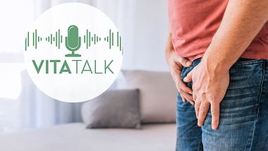 Mann fasst sich an die Hose - Foto: ljubaphoto/iStock