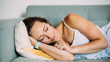 Frau schläft auf demSofa - Foto: iStock/agrobacter