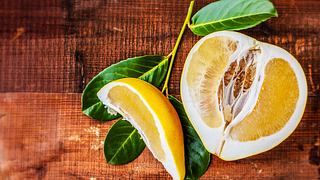 Eine aufgeschnittene Pomelo - Foto: istock_grau-art