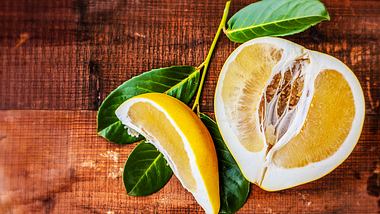 Eine aufgeschnittene Pomelo - Foto: istock_grau-art