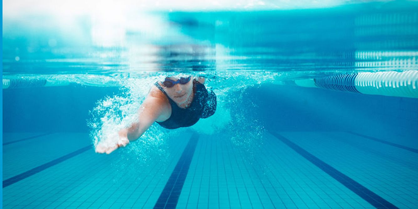 Tauchen im Swimming Pool