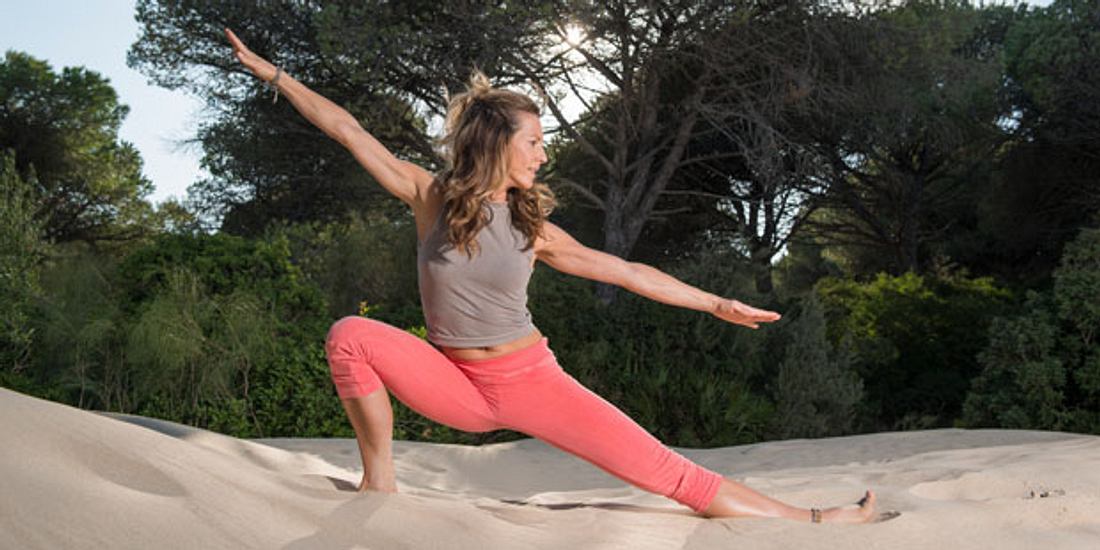 Mit Power-Yoga gegen Regelschmerzen
