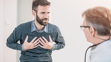 Mann erklärt Arzt seine Beschwerden - Foto: iStock/DjelicS