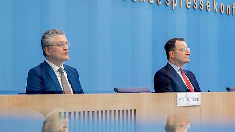 Lothar Wieler und Jens Spahn auf einer Pressekonferenz - Foto: IMAGO_Metodi Popow