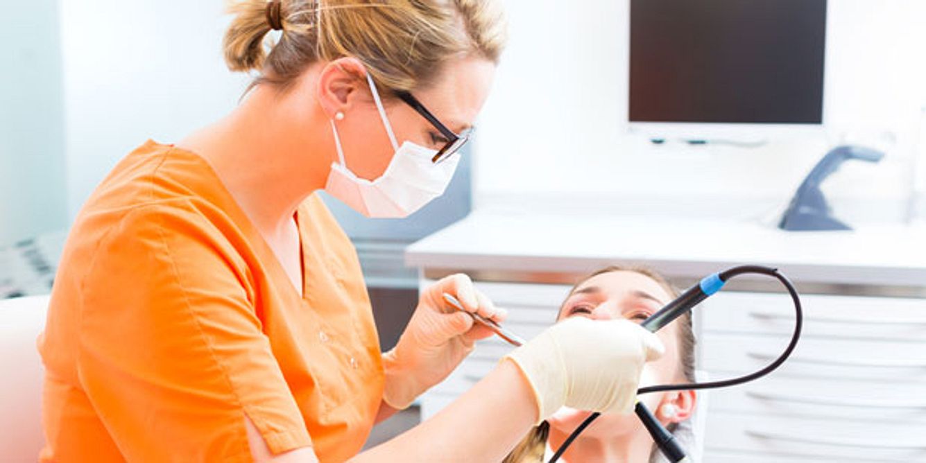 Eine professionelle Zahnreinigung unterstützt eine erfolgreiche Mundhygiene