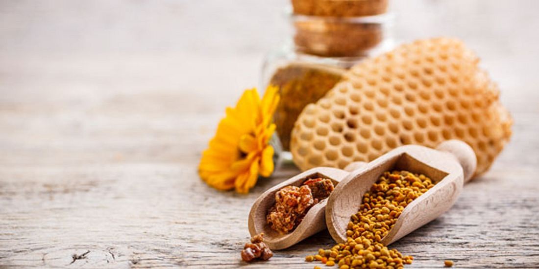 Ein Kratzen im Hals, Husten oder Heiserkeit: All das bekämpft Propolis zuverlässig. Seine Inhaltsstoffe töten Bakterien, Viren und Pilze und hemmen Entzündungen. Welche Lösungen außerdem helfen, erfahren Sie in der Bildergalerie Propolis lindert Heiserkeit