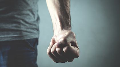 Ein Mann ballt die Hand zu einer Faust - Foto: iStock/Andranik Hakobyan