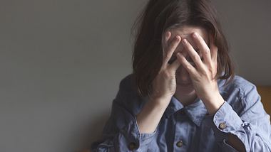 Eine Frau schlägt sich verzweifelt die Hände vor das Gesicht - Foto: iStock_Zofia_Anufrieva