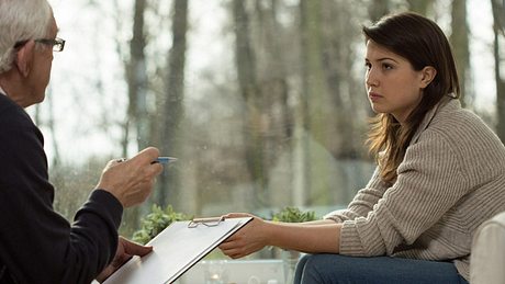 Ein Psychotherapeut spricht mit einer Patientin - Foto: Fotolia