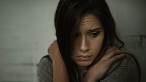 Frau mit einer PTBS hat Angst - Foto: iStock/PeopleImages