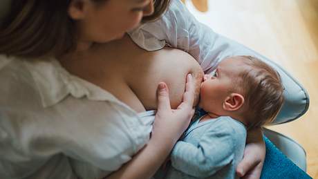 Mutter stillt ihr Baby - Foto: MMPhotography