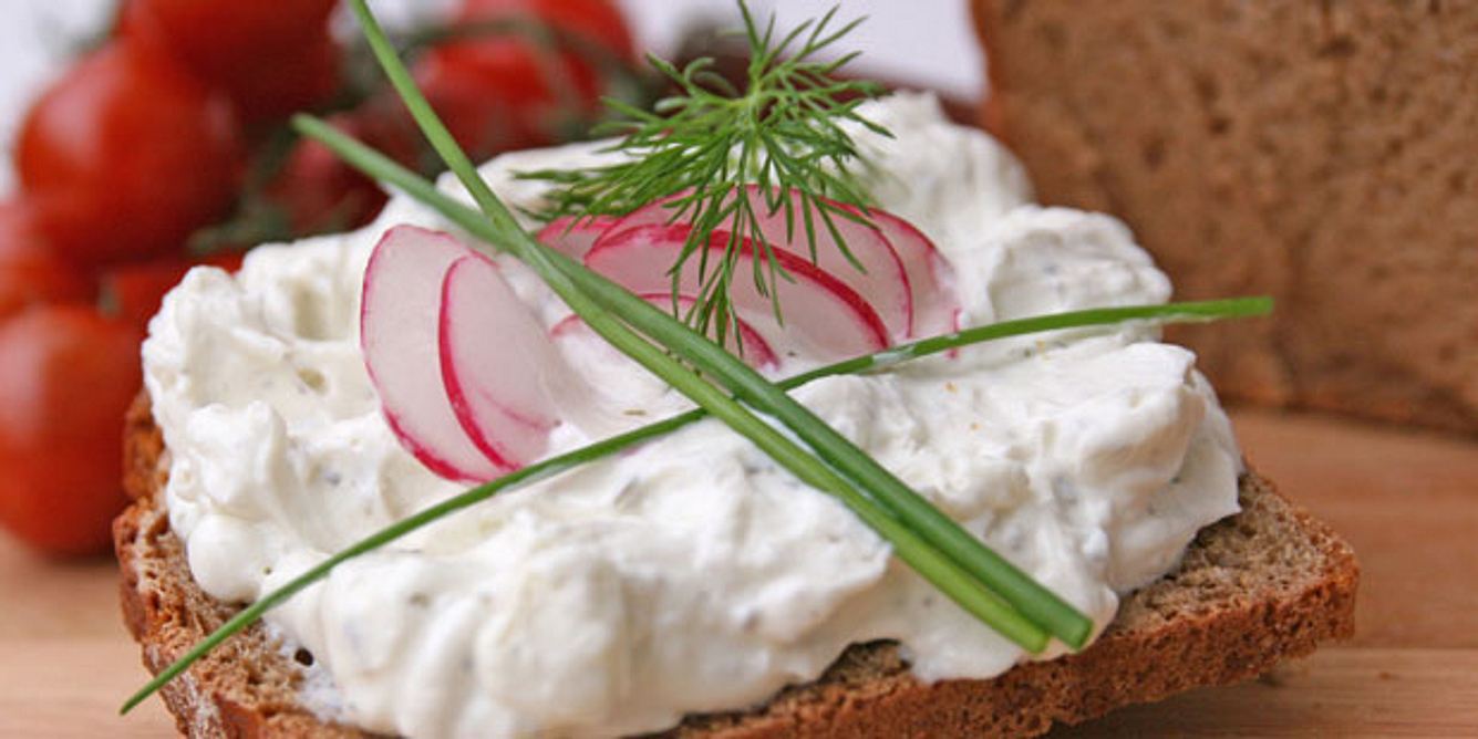 Ein Quarkbrot mit Schnittlauch regt den Appetit an