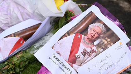 Blumen und Bild der Queen - Foto: IMAGO/AAP