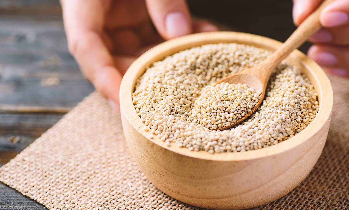 Eine Person rührt Quinoa in einer Schale