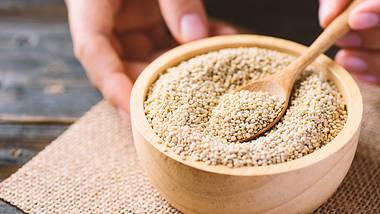 Eine Person rührt Quinoa in einer Schale - Foto: istock_Nungning20