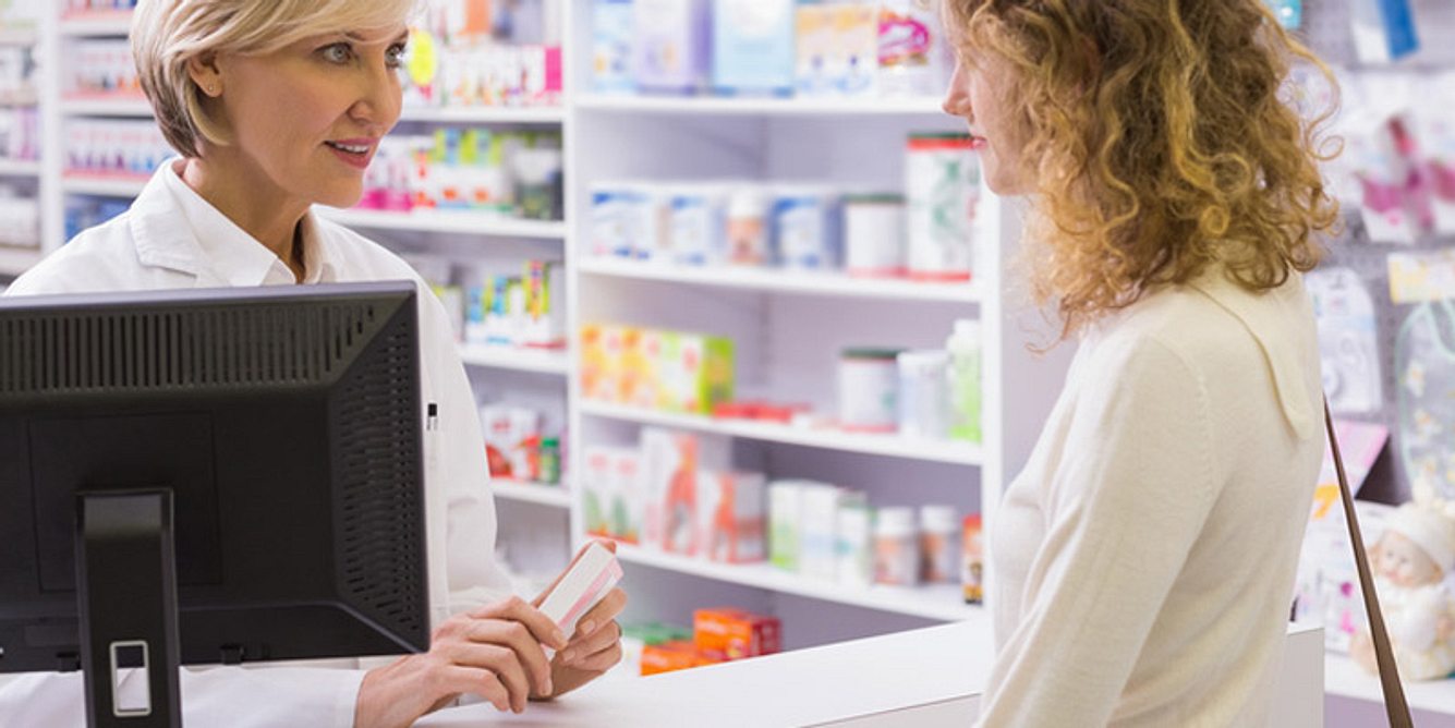 Eine Apothekerin berät eine Kundin